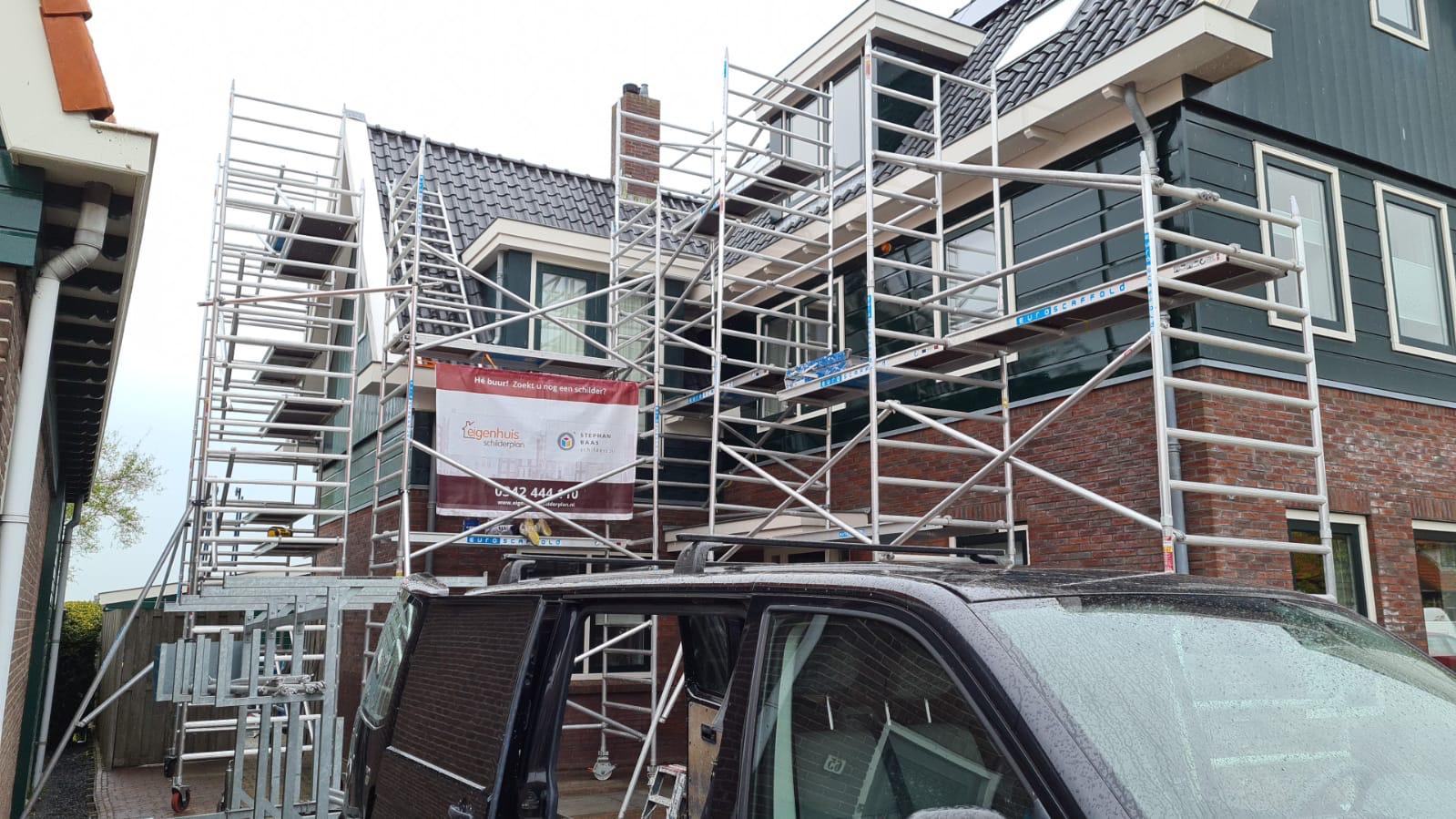 Buitenschilderwerk met steigers in Leiden