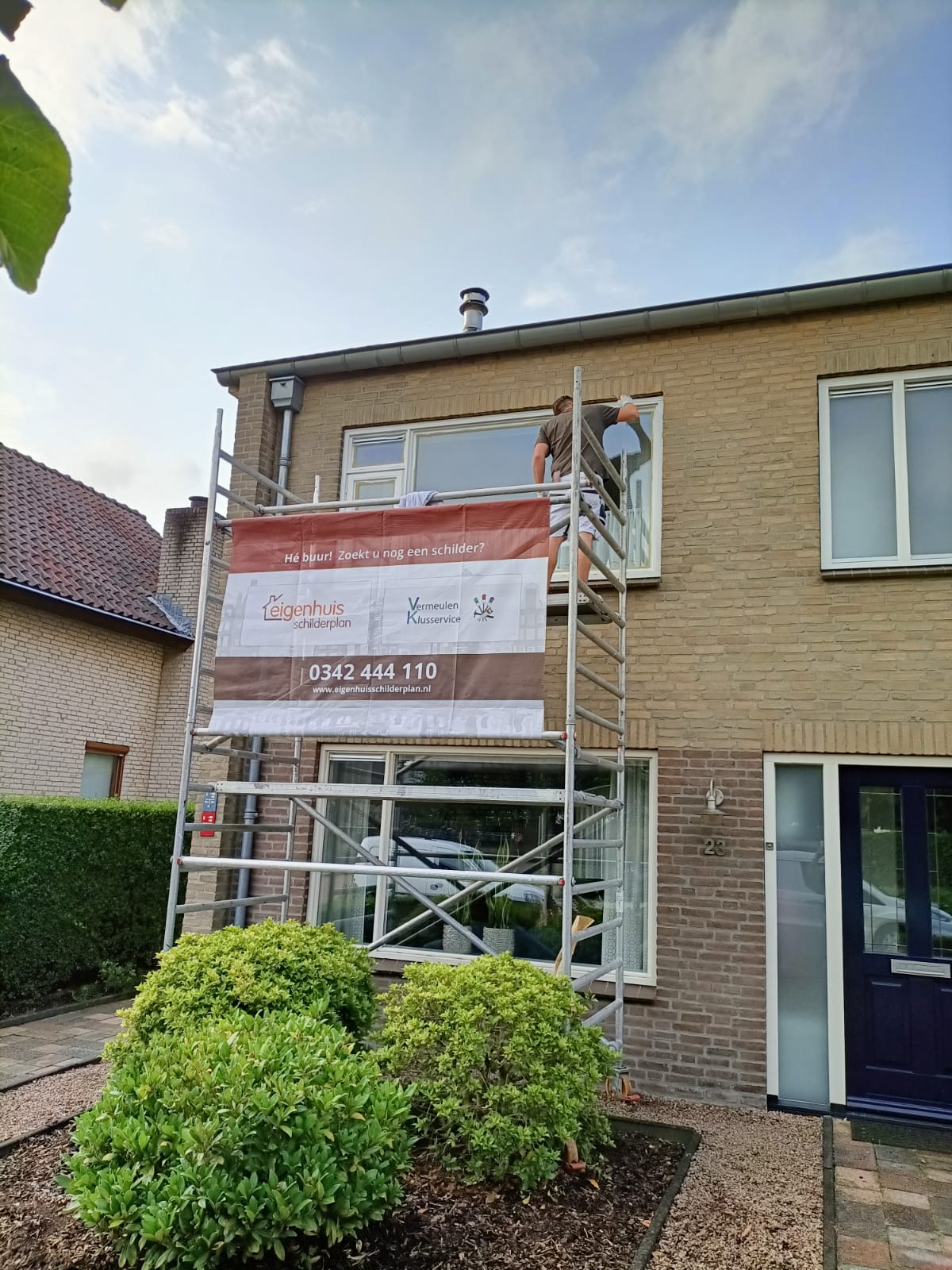 Schilderwerk in uitvoering op steiger in Leiden
